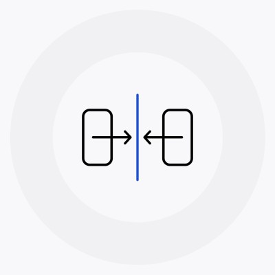 Illustration de deux systèmes informatiques reliés par des flèches bidirectionnelles, symbolisant l’échange et la synchronisation de données dispersées.