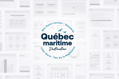 Logotype du Québec maritime présenté sur un fond de maquettes filaires.