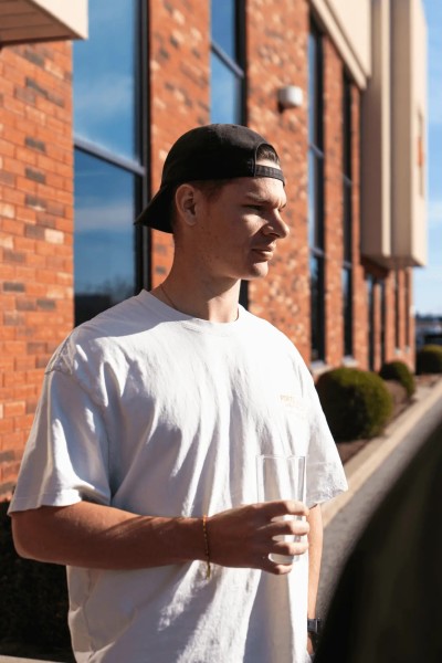 Médéric Rochon, développeur Web, à l'extérieur du bureau, situé au 1111 rue de l'Express.