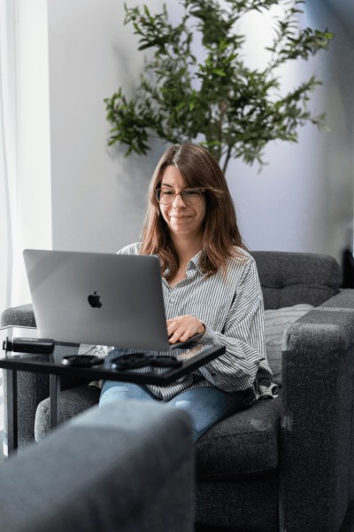 Gabrielle Lefort, chargée de projets web, concentrée derrière son écran d'ordinateur, assise au salon exécutif.
