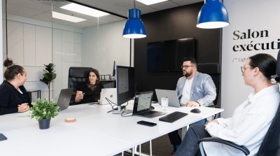 Karine Desrosiers en discussion avec Julie Thériault, accompagnée de Charles-Alexandre Monette et Rébecca Gascon-Bruneau dans le salon exécutif.