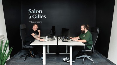 Jean-Sébastien Richer et Raphaël Fortin, développeurs, travaillant dans le salon à Gilles (Agile).