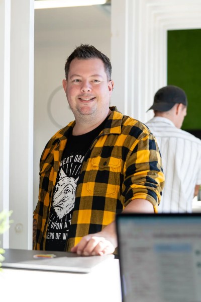 Jean-Sébastien et son regard espiègle regarde au loin