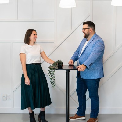 Karine et Charles-Alexandre rient avec complicité