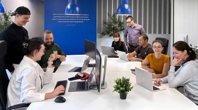 Chaque équipe Tollé discute de leur projet autour d'une table