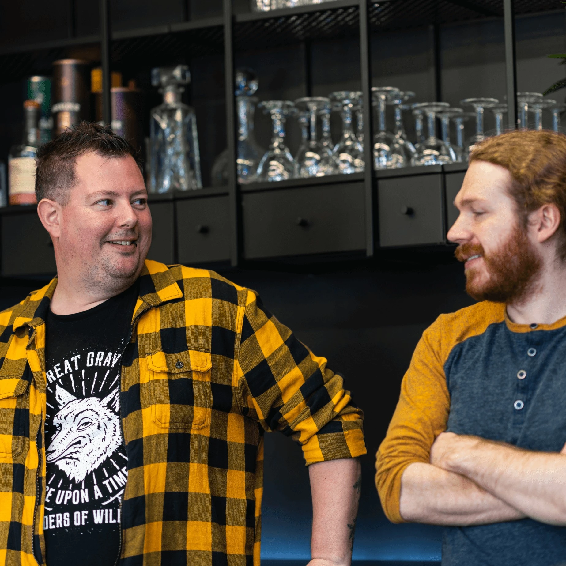 Jean-Sébastien Richer et Gabriel Laframboise en conversation dans le coin cuisine.