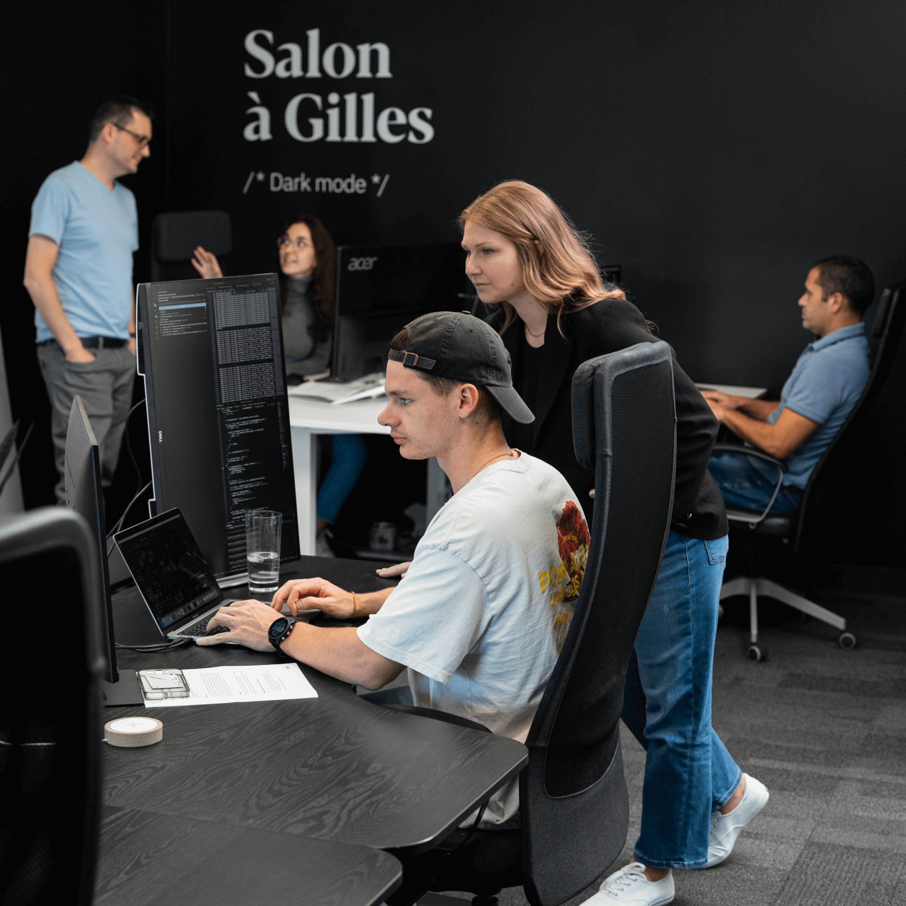 Médéric Rochon et Jessica Filion Pion (en avant-plan), Julien Lord, Joëlle Grondin et Jean-François René (en arrière-plan) en travail collaboratif dans le Salon à Gilles (Agile)